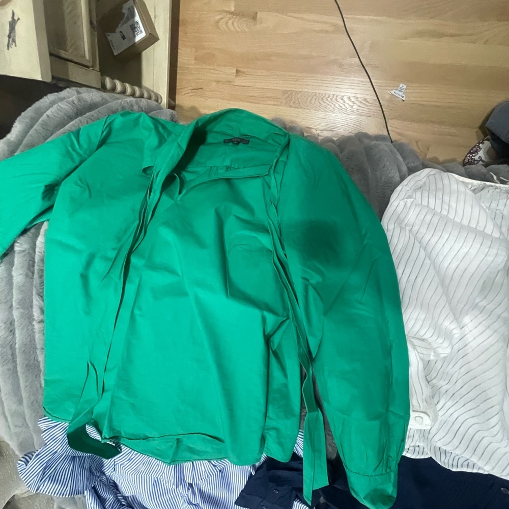 Assorted 16 Women's Blouses Collection - Picture 16 of 16